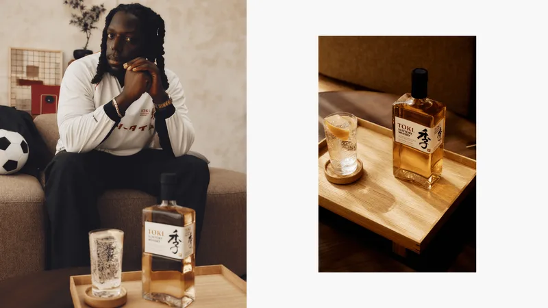Homme assis avec une bouteille de whisky sur une table en bois