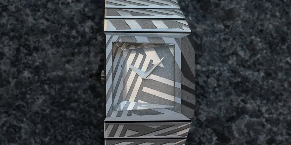 Montre zébrée grise sur fond de marbre foncé