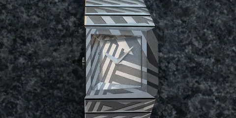 Montre zébrée grise sur fond de marbre foncé
