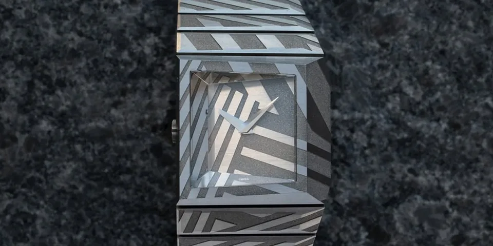 Montre zébrée grise sur fond de marbre foncé