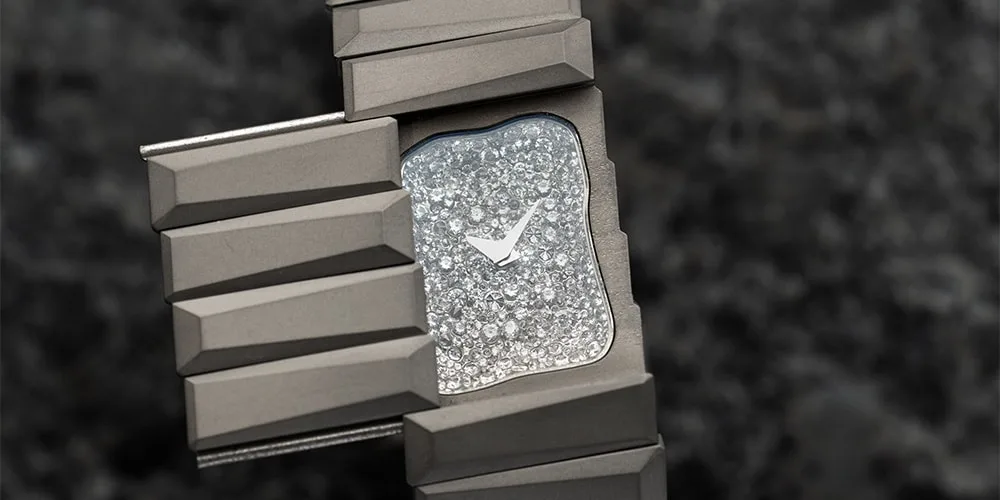 Montre design moderne avec bracelet et cadran incrusté de diamants.