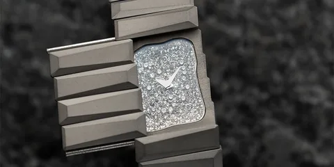 Montre design moderne avec bracelet et cadran incrusté de diamants.