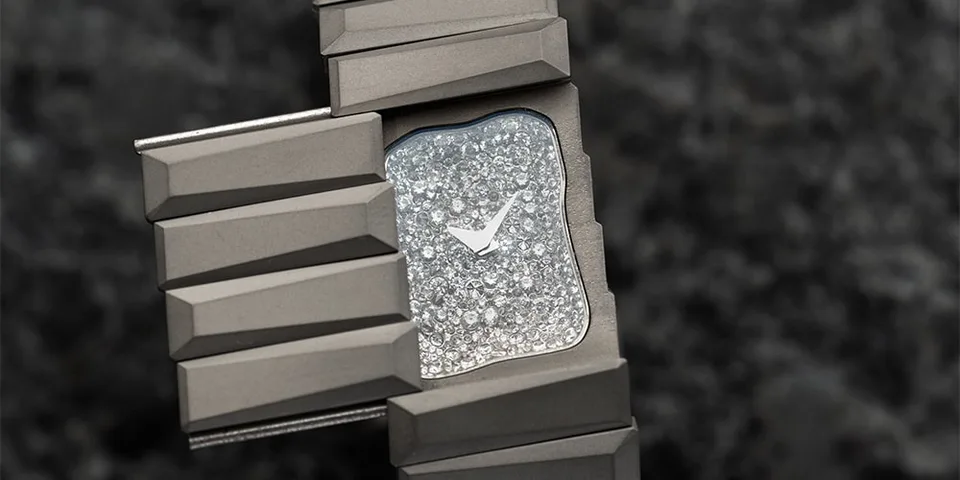 Montre design moderne avec bracelet et cadran incrusté de diamants.
