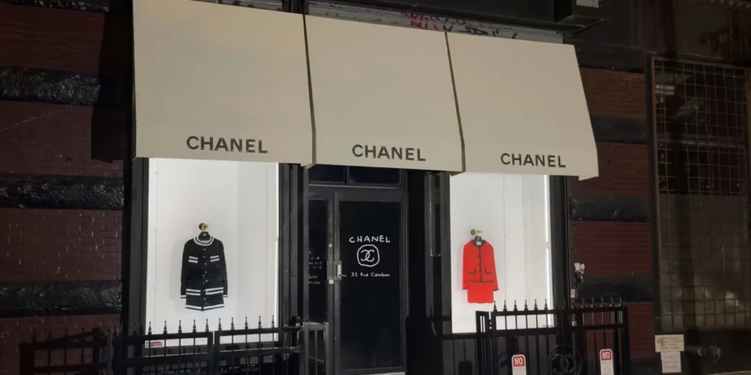 Devanture de boutique Chanel avec vêtements exposés, nuit.