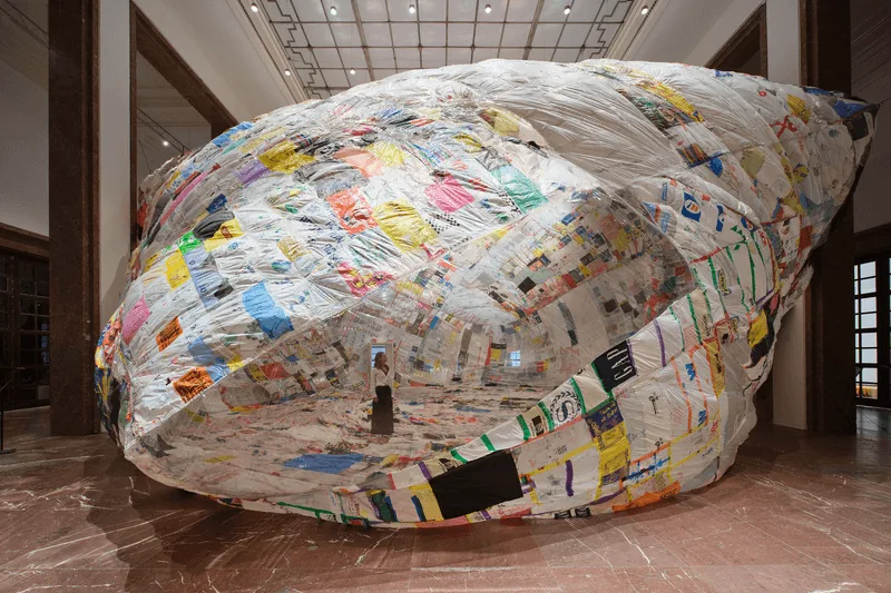 Grande installation gonflée faite de sacs plastiques multicolores.
