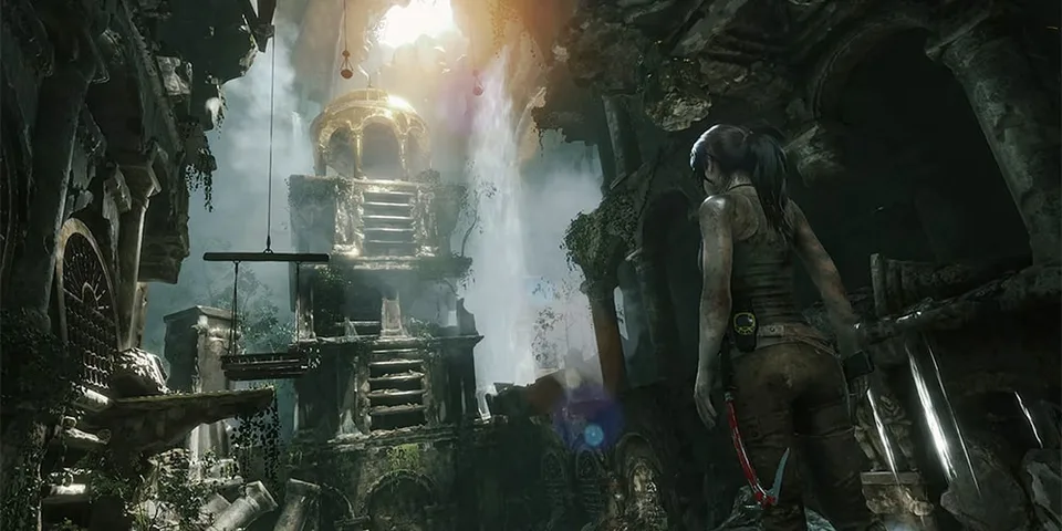 Une aventurière dans une ruine antique éclairée par la lumière du soleil.