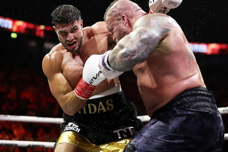 Deux boxeurs en plein échange de coups dans le ring.