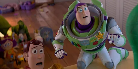 Buzz et Woody dans une scène animée avec des expressions surprises.