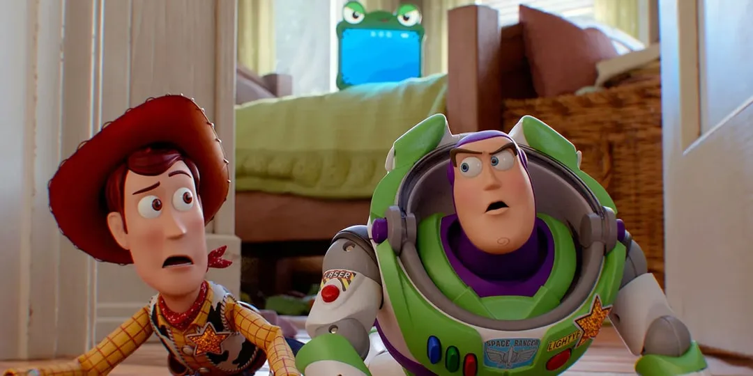 Woody et Buzz l'Éclair regardant vers une porte avec peur