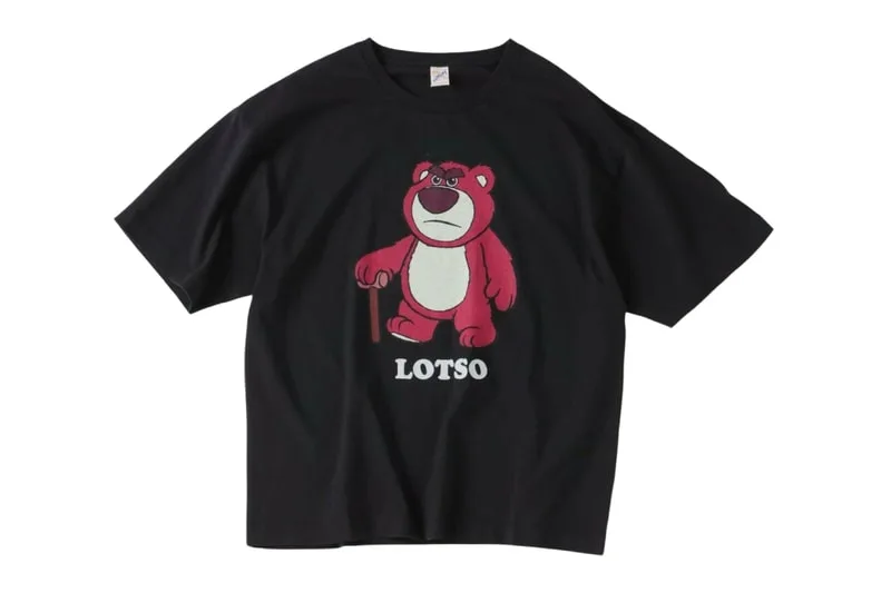 T-shirt noir avec un ours rose nommé Lotso