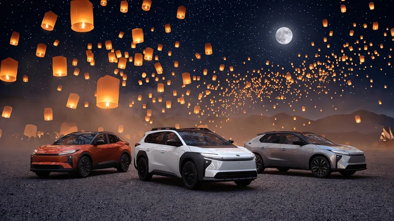 Trois voitures électriques sous des lanternes flottantes et un ciel étoilé.