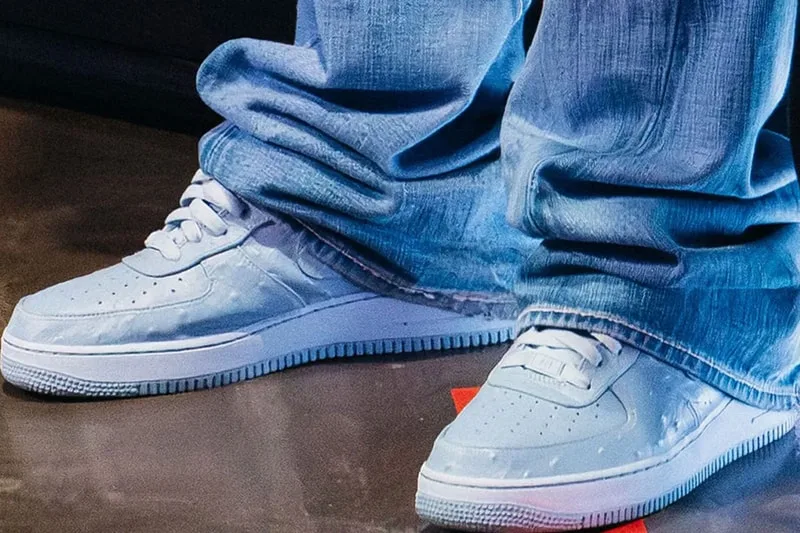Jeans et baskets blanches sur fond gris