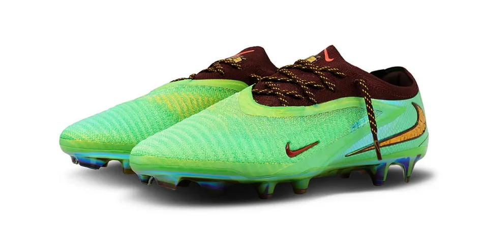 Chaussures de football vertes et rouges avec logo Nike.