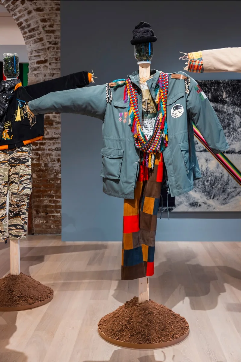 Mannequin avec des vêtements éclectiques et colorés exposés.