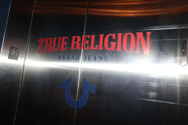 true-religion-la-fete-qui-ressuscite-la-mode-y2k/carousel-1.jpg