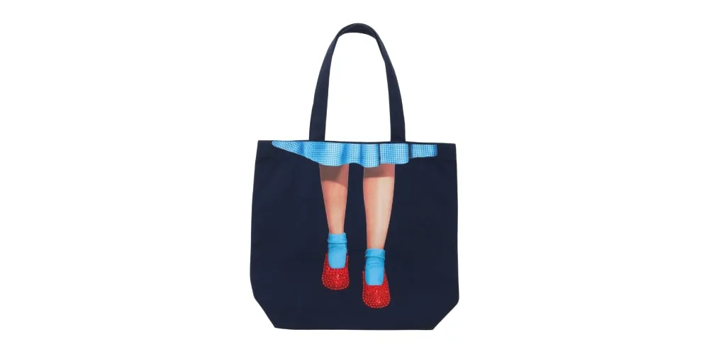 Totebag bleu avec jambes et chaussures rouges.