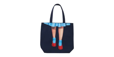 Totebag bleu avec jambes et chaussures rouges.