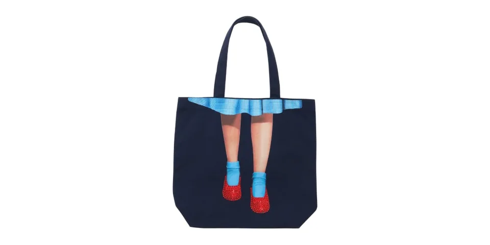 Totebag bleu avec jambes et chaussures rouges.