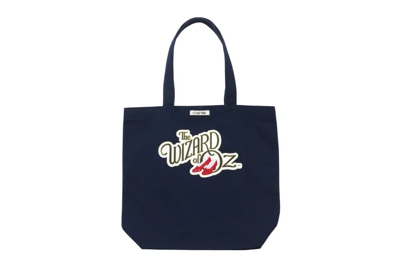 Sac bleu avec logo 'The Wizard of Oz' en blanc et rouge.