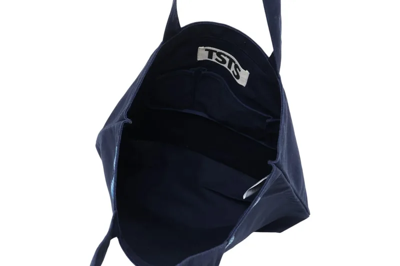 Intérieur d'un sac bleu foncé avec pochette supplémentaire
