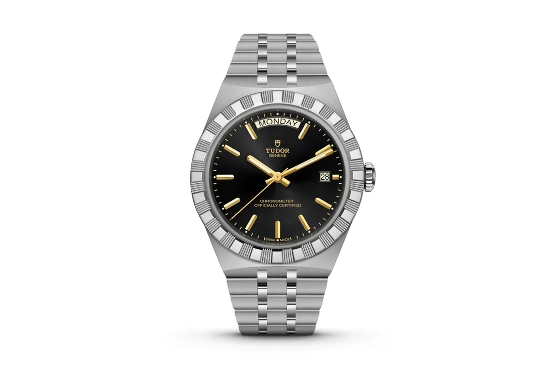 Montre Tudor en métal avec cadran noir et chiffre arabe.
