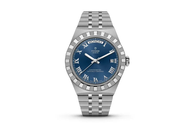 Montre Tudor en acier avec cadran bleu et chiffres romains.