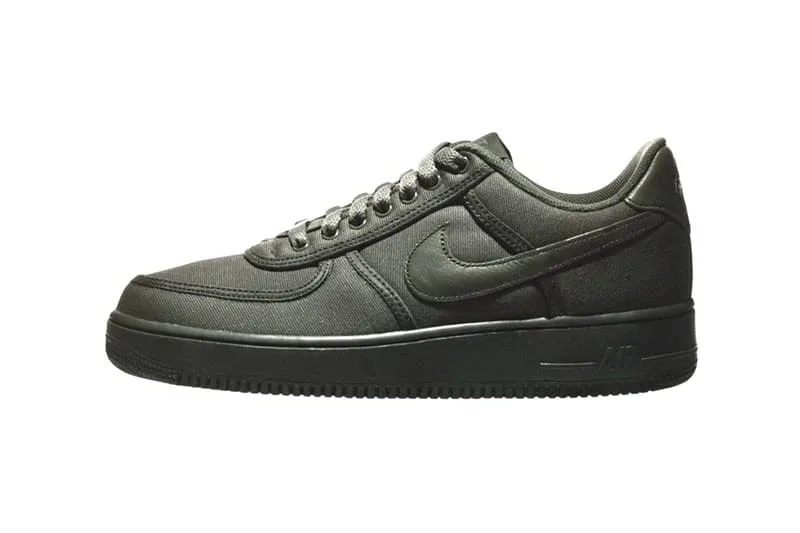 Chaussure de sport noire Nike, vue de côté.