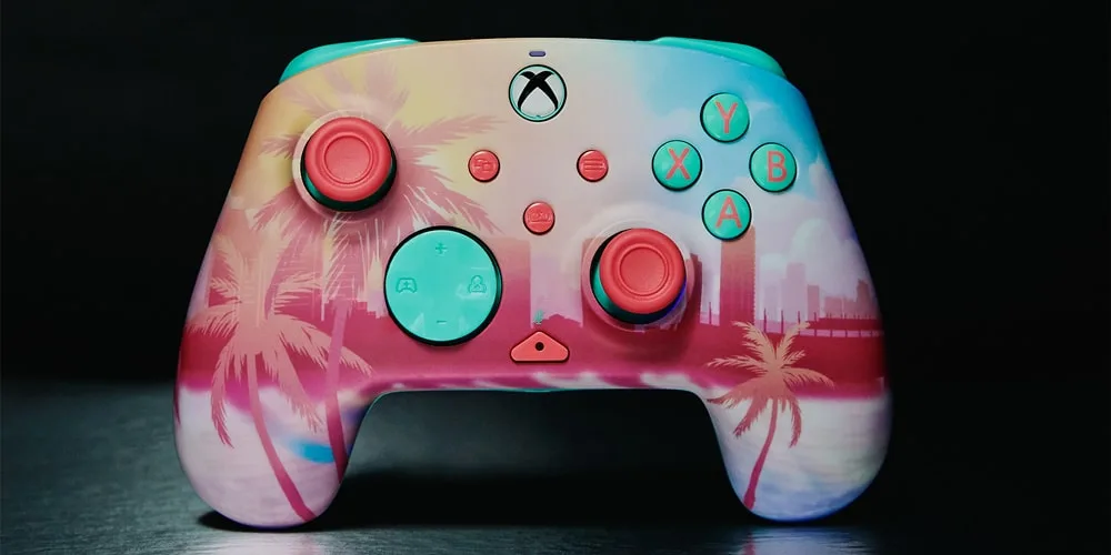 Manette Xbox avec design palmier et couleurs vives