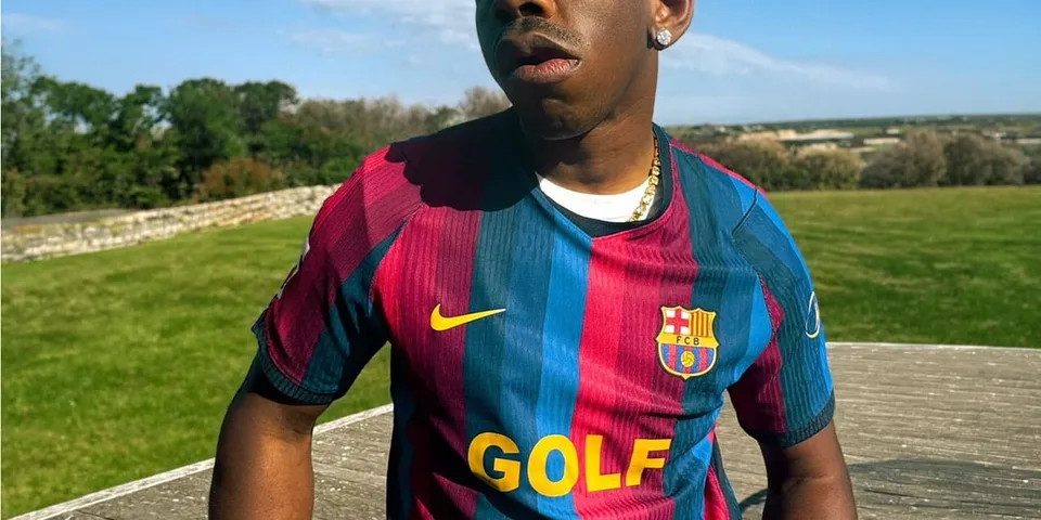 Personne en maillot de football rouge et bleu dans un parc.
