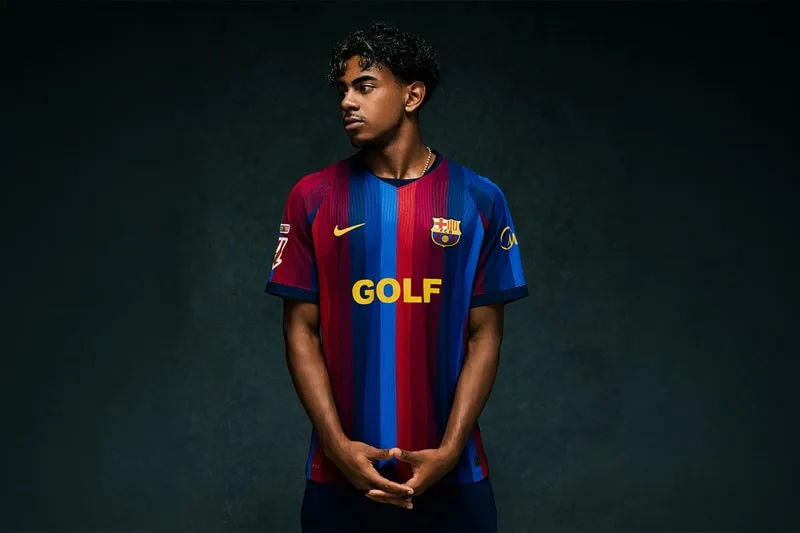 Jeune homme en maillot de football FC Barcelone, fond sombre