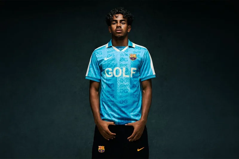 Homme portant un maillot bleu ciel et un short noir avec logo FC Barcelone.