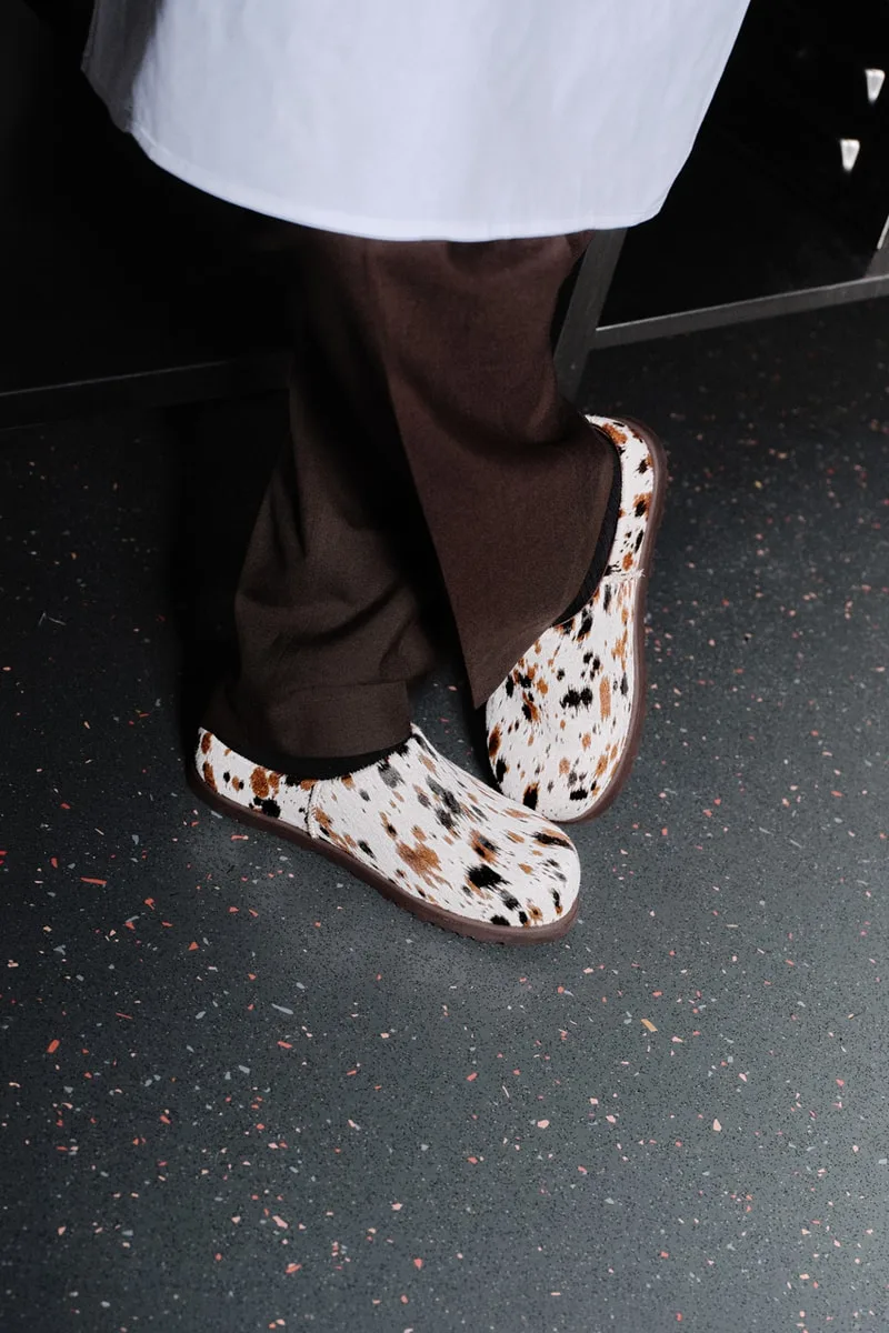 Naz Hassan porte les sabots UGG Otzo Western et Loften en cuir, doublés de peau de mouton