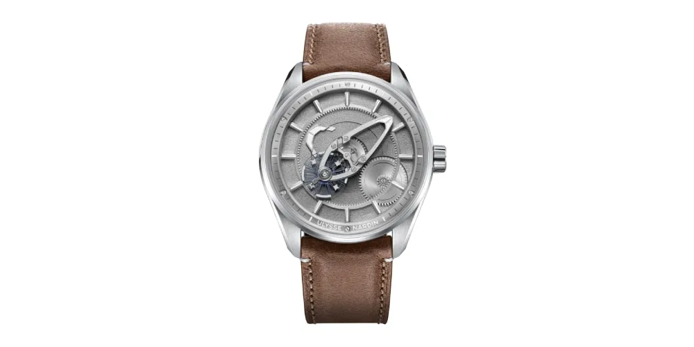 Montre avec bracelet en cuir et cadran argenté ouvert.