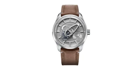 Montre avec bracelet en cuir et cadran argenté ouvert.