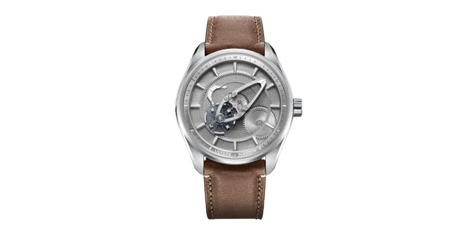 Montre avec bracelet en cuir et cadran argenté ouvert.