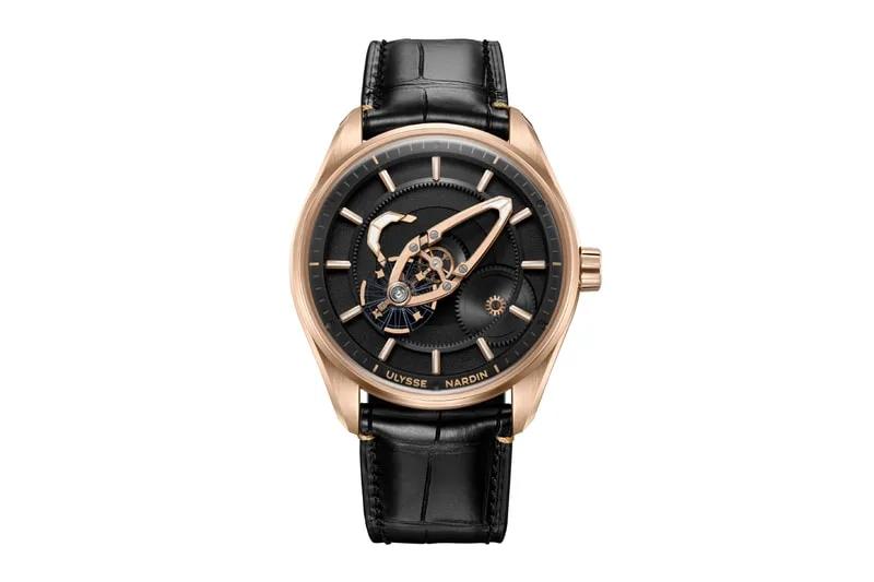 Montre élégante avec cadran noir et bracelet en cuir noir.