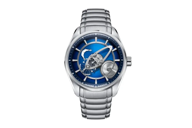 Montre mécanique argentée avec cadran bleu et détails visibles.