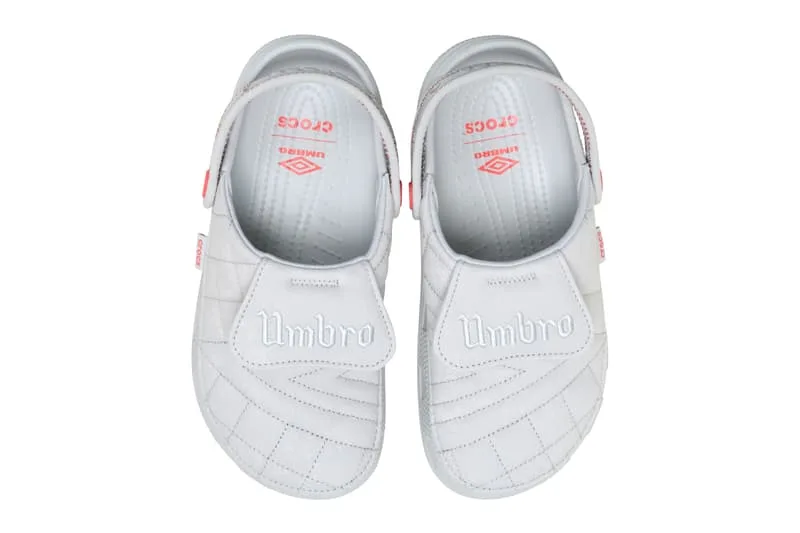 Sabots blancs Crocs et Umbro avec logo rouge.