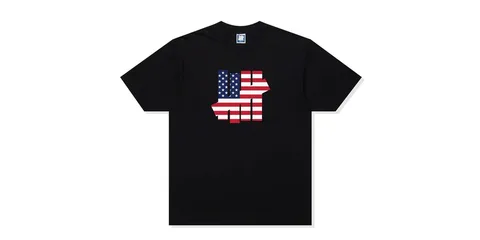 T-shirt noir avec motif drapeau américain stylisé.