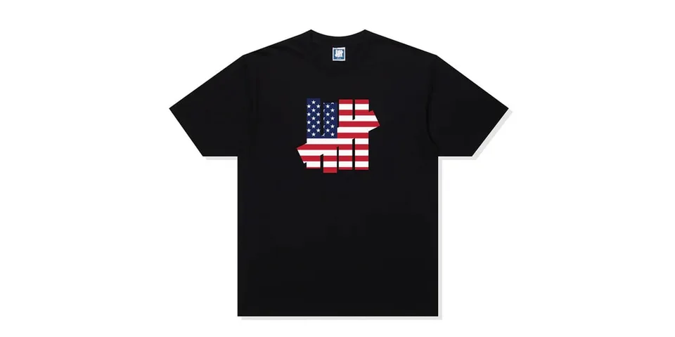T-shirt noir avec motif drapeau américain stylisé.