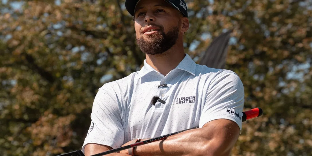 Homme en polo blanc avec club de golf, dehors, fond flou.