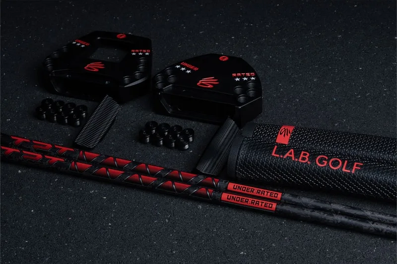 Clubs de golf noirs avec logos et accessoires sur fond sombre.