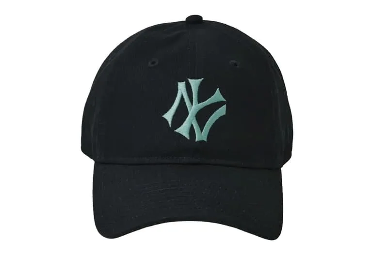 Casquette noire avec logo vert stylisé sur le devant.