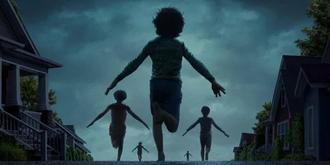 Quatre enfants courant dans une rue sombre, ambiance mystérieuse.