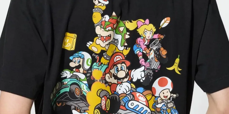 Personnages de jeu vidéo sur un t-shirt noir.