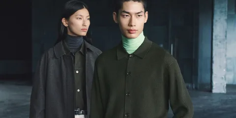 Deux mannequins posant en vêtements d'hiver élégants.