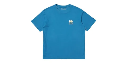 T-shirt bleu avec petite fleur et texte blanc sur le devant