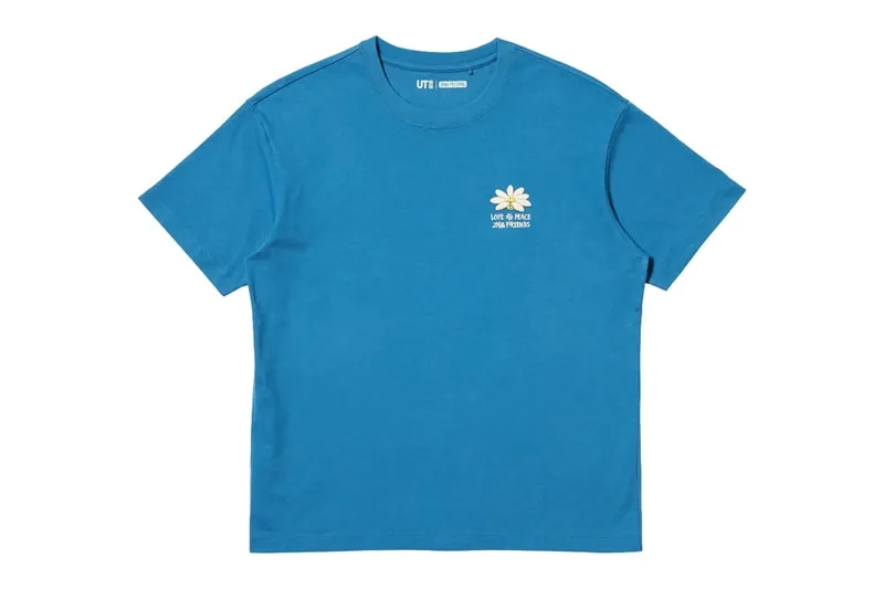 T-shirt bleu avec motif de fleur et texte blanc