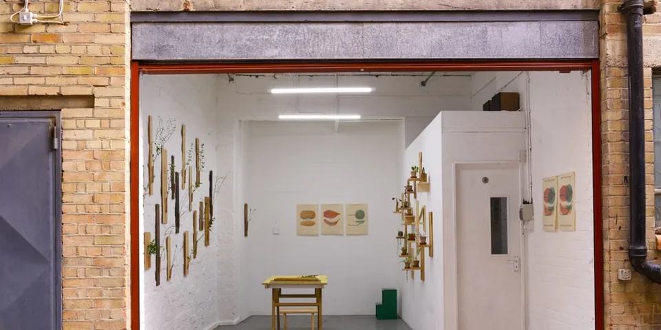 Galerie d'art avec œuvres sur les murs et table au centre