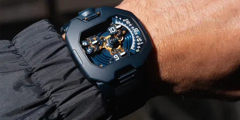 Montre moderne avec design mécanique complexe sur poignet.